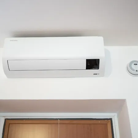 Spacious At 5 Min Walk From Station Apartment *