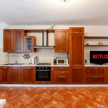 Spacious At 5 Min Walk From Station Mediolan